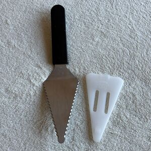 The Pampered Chef Slice & Serve Pie Server with cover‎